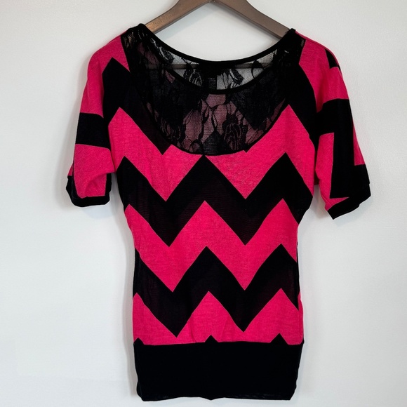 NWT - Retro Y2K Pink Black Chevron Dolman Sleeve Tee Size S New Wave Preppy Pop - Picture 3 of 9